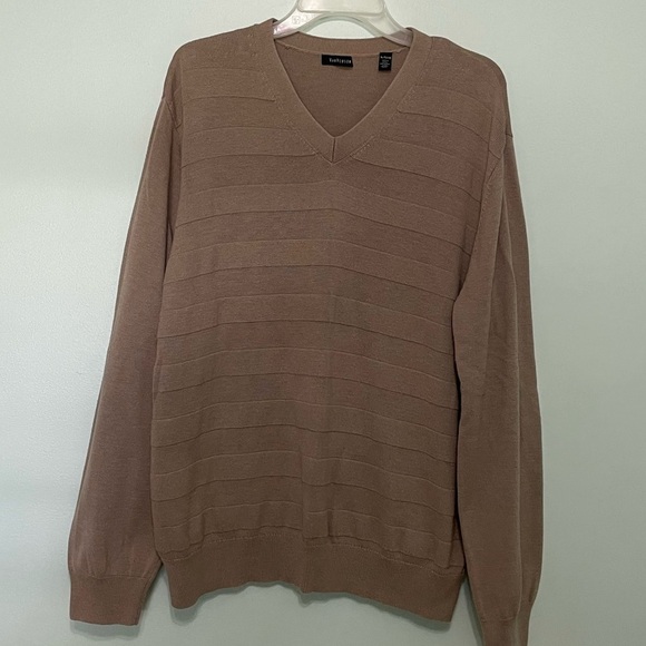 Van Heusen Other - Lightweight and breathable material VanHeusen v-neck sweater size XL